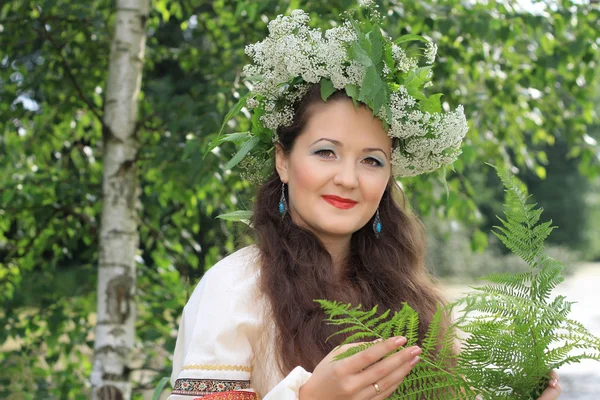 ロシア語 (スラブ) の伝統的な衣装の女性 — ストック写真