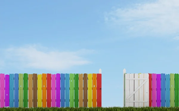 Красочный деревянный забор с открытыми воротами — стоковое фото