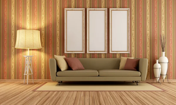 Винтажный интерьер с элегантным диваном — стоковое фото
