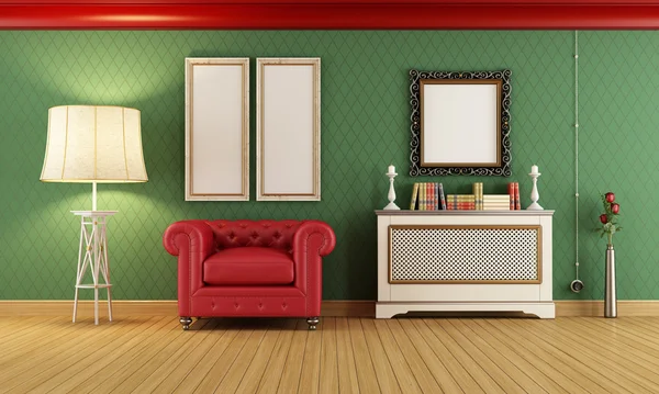 Вінтажна кімната з червоним класичним кріслом — стокове фото