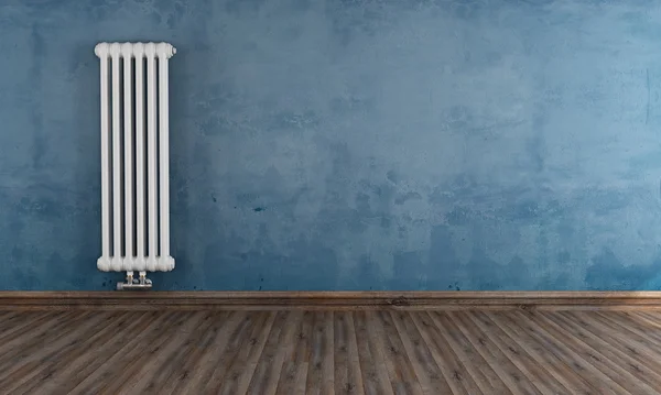 Sala Grunge com radiador vertical — Fotografia de Stock
