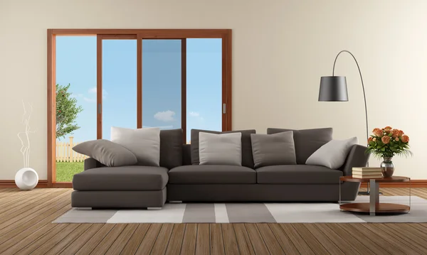 Modernes Wohnzimmer mit braunem Sofa — Stockfoto