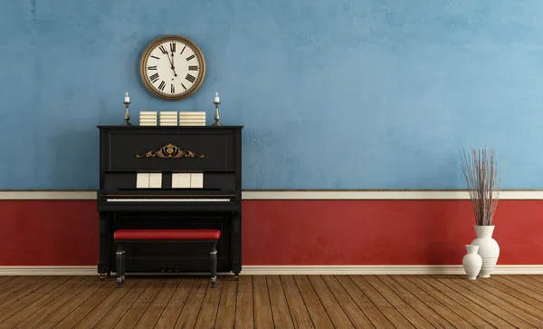 Salle de musique avec piano vertical noir — Photo