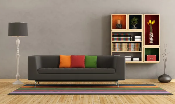 Salon avec canapé coloré et bibliothèque — Photo