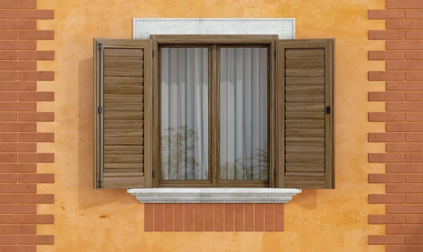 Vieille façade avec fenêtres en bois — Photo