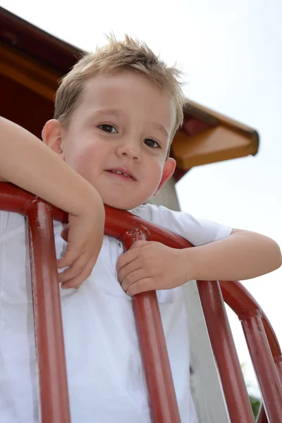 Junge auf Spielplatz porträtiert — Stockfoto