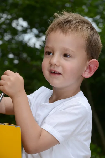 3 Jahre kleiner Junge auf einem Spielplatz — Stockfoto