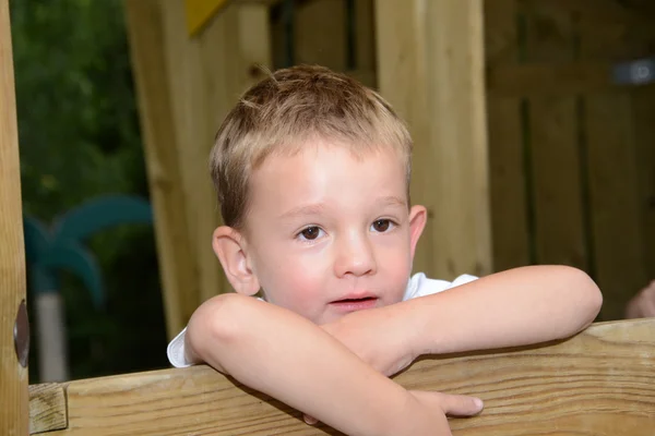 Porträt eines blonden Jungen — Stockfoto