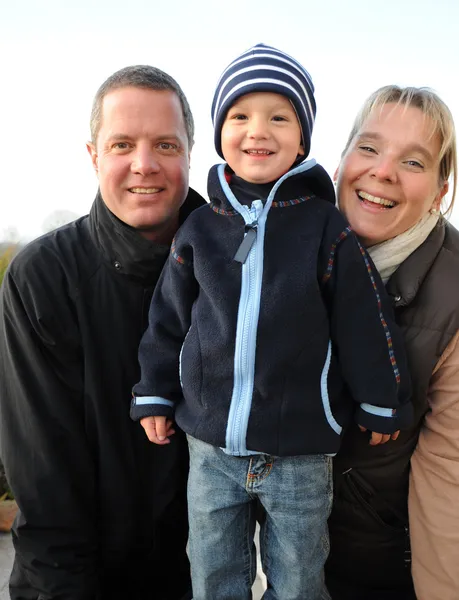 Familiefoto-ouders met 2-jarige zoon - — Stockfoto