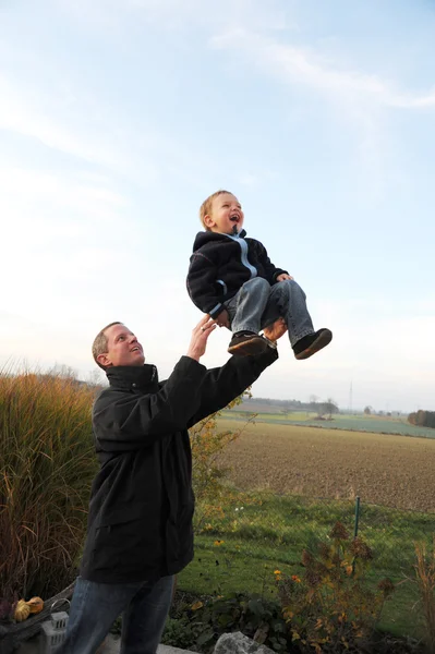 Familienspaß - Vater wirft Kind hin - — Stockfoto