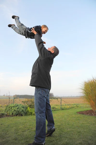 Aile Eğlencesi - Baba çocuk kusuyor -