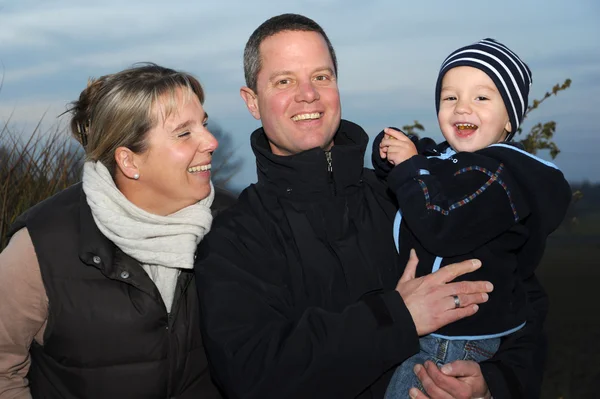 Aile resmi - 2 yaşındaki oğlu ile anne-babalar - Telifsiz Stok Fotoğraflar