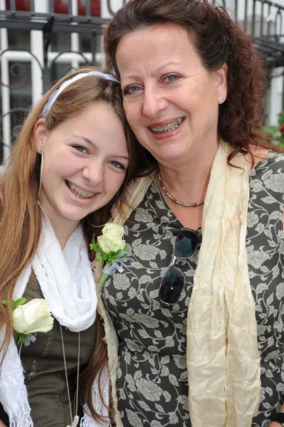 Gelukkig glimlachende jonge vrouw en haar moeder-portret - — Stockfoto