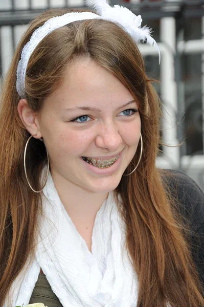 mutlu gülümseyen genç kadın - portre -