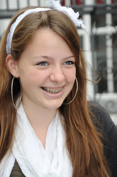 幸福微笑的年轻女人-肖像 - 图库图片