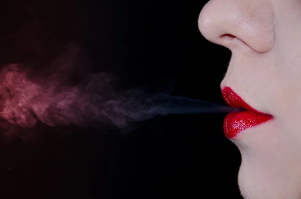 Humo y labios — Foto de Stock