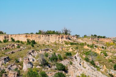 terk edilmiş bir taş ocağı