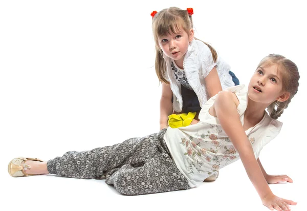 birlikte oturan iki kız kardeş