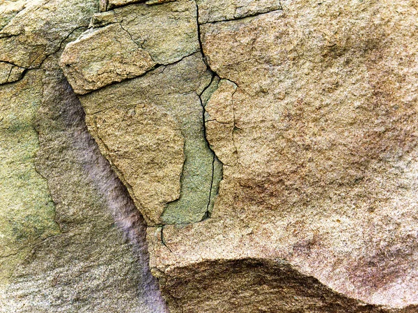Stenen rock met scheuren — Stockfoto
