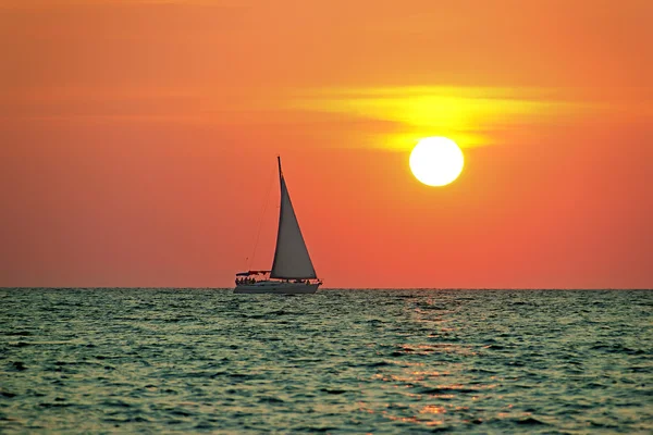 Passeio de barco ao pôr do sol — Fotografia de Stock