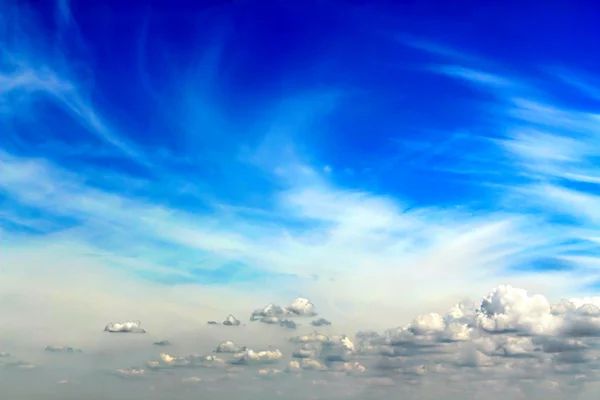 Sommernachmittagshimmel mit Wolken — Stockfoto