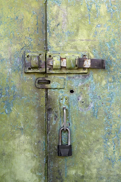Staré železné dveře se zámkem a petlice — Stock fotografie
