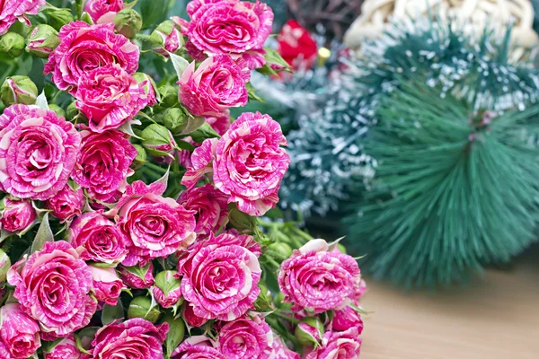 Bouquet of pink roses on a background decorations — Stock Photo, Image