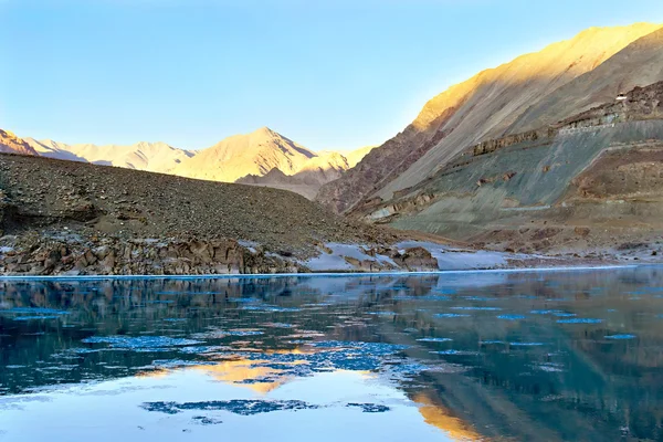 Góra rzekę zanskar, Himalaje, Północne Indie — Zdjęcie stockowe