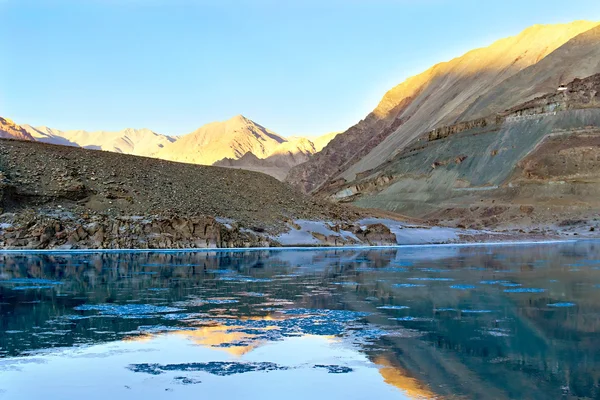 Folyó hegyi Zanskar, Himalája, Észak-India — Stock Fotó