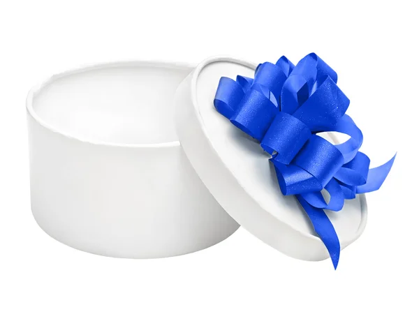 Белый круглый пустой подарочный коробок с голубым луком — стоковое фото