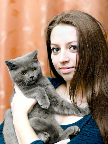 Belle fille avec un chat sur les mains — Photo