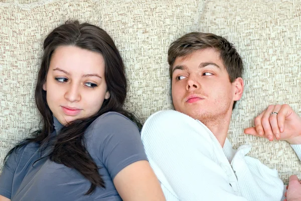 Young guy and girl look at each other — Stock Photo, Image