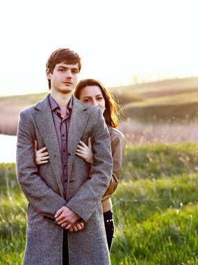 mutlu genç çift bahar Parkı. aile açık havada