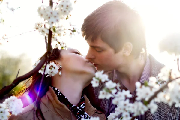 Primavera al aire libre retrato de una joven pareja besándose — Foto de Stock