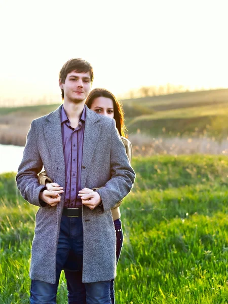 Boldog, fiatal pár, a tavaszi parkban. Családi szabadban — Stock Fotó