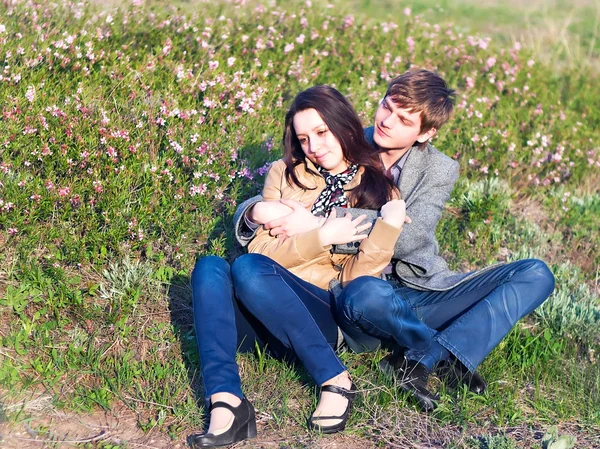 Portrait extérieur de jeune couple — Photo