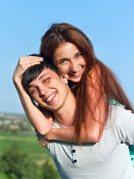 Young guy and girl having fun in the summer outdoors — Stock Photo, Image