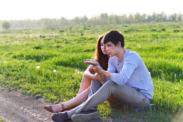 Zomer portret van jonge paar buitenshuis. — Stockfoto