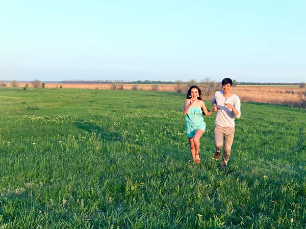 Мальчик и девочка веселятся на открытом воздухе — стоковое фото