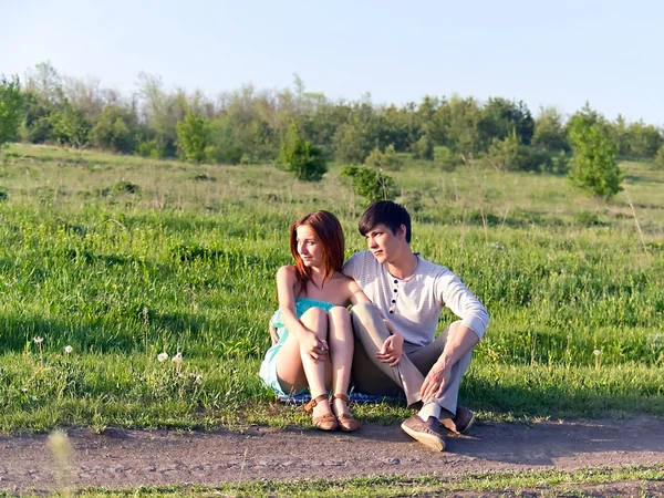 Portrait estival de jeune couple en plein air — Photo