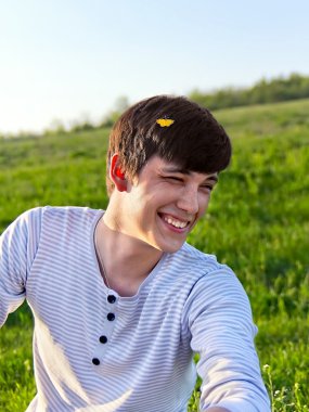 gülen genç bir adam açık havada portresi