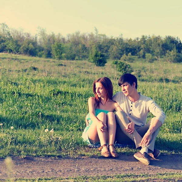 Retrato de verano de pareja joven al aire libre — Foto de Stock