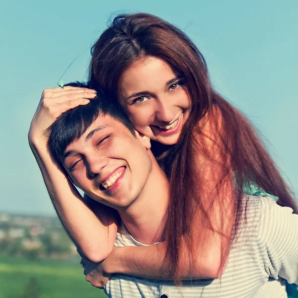 Молодой парень и девушка веселятся летом на открытом воздухе — стоковое фото