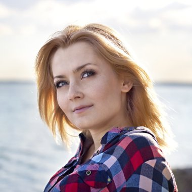 genç güzel seksi sarışın kız portresi