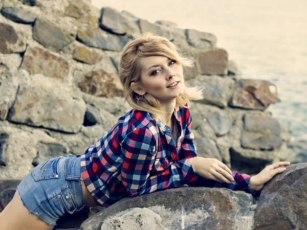 Porträtt av en ung vacker sensuell blond flicka — Stockfoto