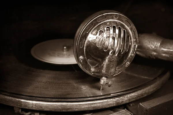 Head with an old gramophone needle on the vinyl disc — Stock Photo, Image