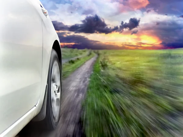 Weergave van de voorkant van een zilveren auto tijdens het rijden snel Rechtenvrije Stockfoto's