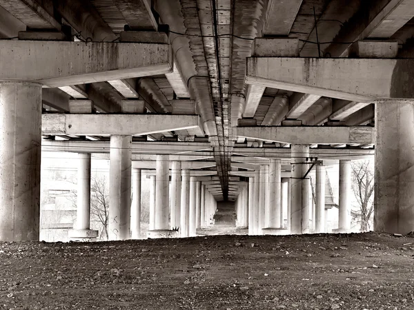 Vista inferior de un puente de hormigón en estilo grunge —  Fotos de Stock