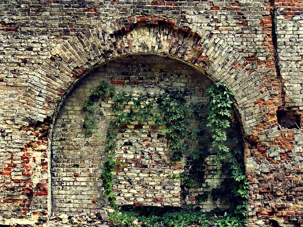 Рушащаяся каменная стена старого дома с кирпичной кладкой — стоковое фото