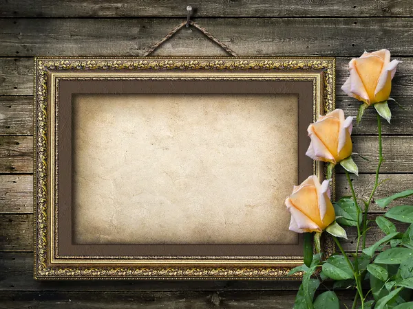 Alter Vintage-Rahmen für Fotos und ein Strauß gelber Rosen — Stockfoto